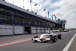 Beitske Visser met de elektrische formulewagen van InMotion