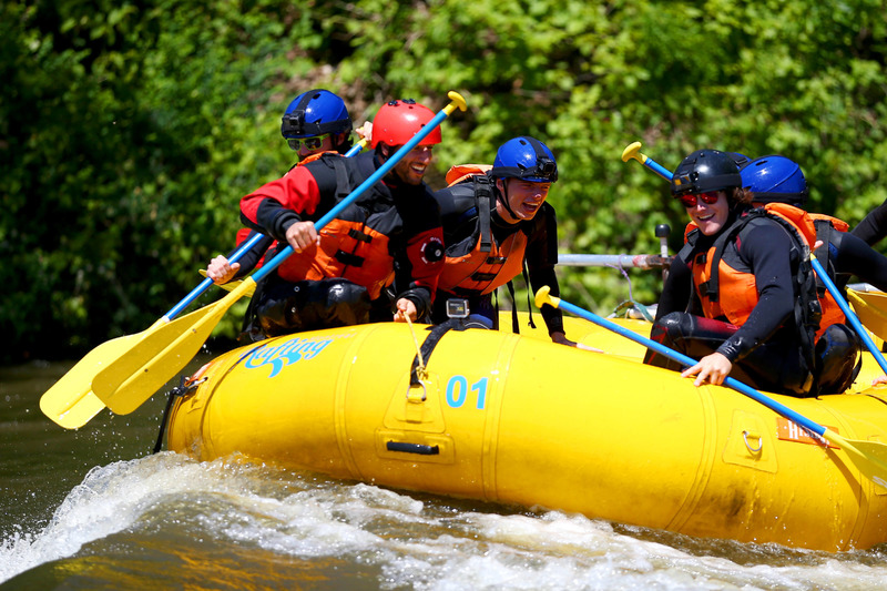 Pilotos de Red Bull hacen rafting en el río: Daniel Ricciardo, Max Verstappen, Daniil Kvyat y Carlos Sainz, Jr.