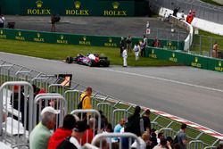Carlos Sainz Jr., Scuderia Toro Rosso, walks away from his broken car in FP1
