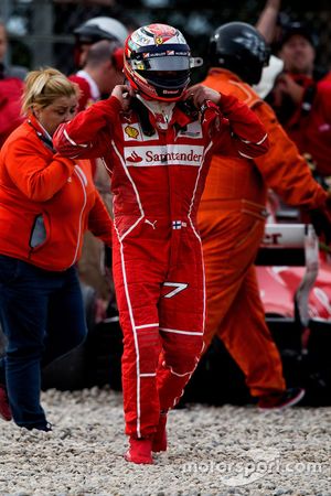 Kimi Raikkonen, Ferrari, sorti de sa SF70H après son accident