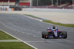 Carlos Sainz Jr., Scuderia Toro Rosso STR12, makes a practice start