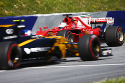Sebastian Vettel, Ferrari SF70H, en tête-à-queue devant Jolyon Palmer, Renault Sport F1 Team RS17