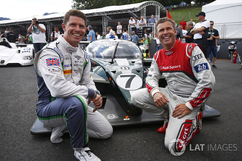 Guy Smith et Tom Kristensen posent avec la Bentley qu'ils ont partagée au Mans en 2003