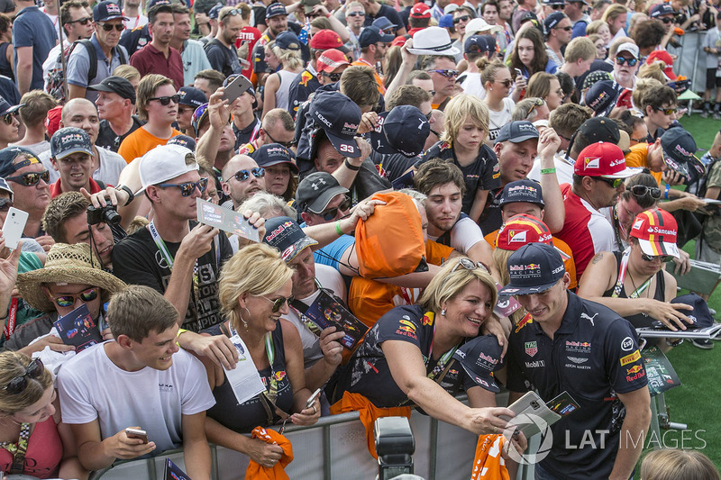 Ook in de paddock gaat Verstappen met tientallen fans op de foto
