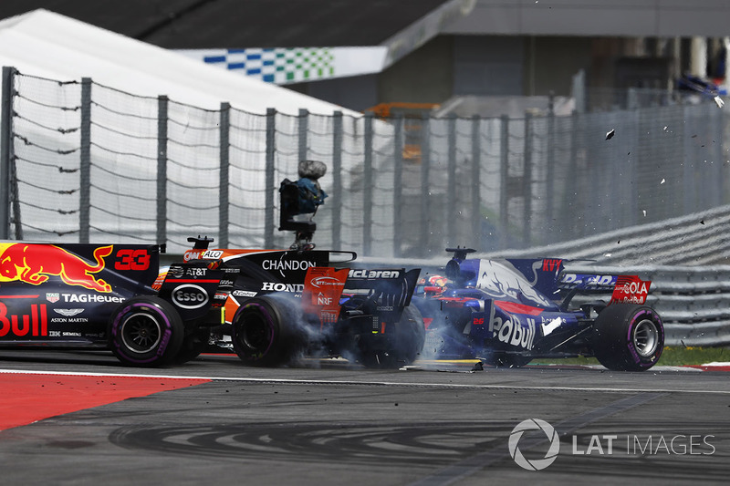 Daniil Kvyat, Scuderia Toro Rosso STR12, collides, Fernando Alonso, McLaren MCL32