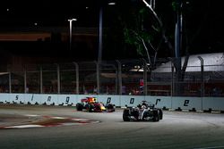 Lewis Hamilton, Mercedes AMG F1 W08, Daniel Ricciardo, Red Bull Racing RB13