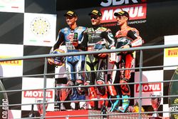 Podium: Racewinnaar Jonathan Rea, Kawasaki Racing, tweede plaats Michael van der Mark, Pata Yamaha, 