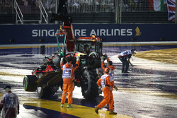 La monoposto di Max Verstappen, Red Bull Racing RB13 viene recuperata dai marshal dopo l'incidente alla partenza