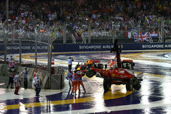 Los coches de Max Verstappen, Red Bull Racing RB13 and Kimi Raikkonen, Ferrari SF70H son removidos