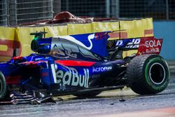 La voiture accidentée de Daniil Kvyat Scuderia Toro Rosso STR12