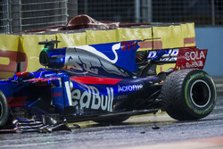 Разбитая Scuderia Toro Rosso STR12 Даниила Квята