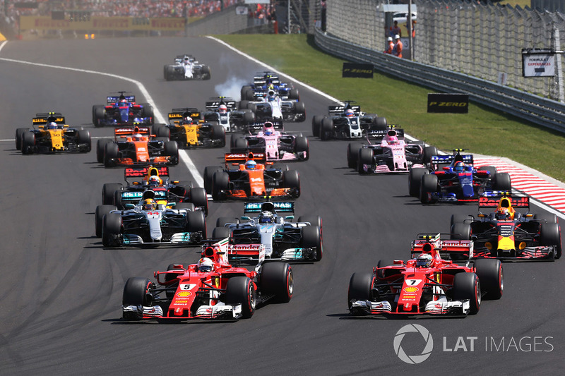 Sebastian Vettel, Ferrari SF70H, precede, Kimi Raikkonen, Ferrari SF70H alla partenza della gara