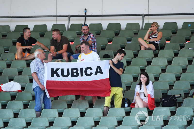 Robert Kubica, Renault Sport F1 Team fans and banner