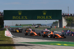 Fernando Alonso, McLaren MCL32 at the start of the race