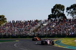 Sergio Pérez, Force India VJM10 y Stoffel Vandoorne, McLaren MCL32