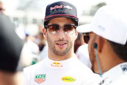 Daniel Ricciardo, Red Bull Racing, met Lewis Hamilton, Mercedes AMG