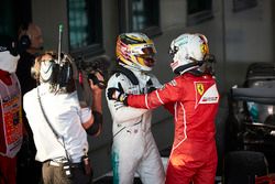 Sebastian Vettel, Ferrari, 1° classificato, e Lewis Hamilton, Mercedes AMG, 2° classificato, si fanno le congratulazioni nel Parco Chiuso