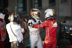 Sebastian Vettel, Ferrari, 1° classificato, e Lewis Hamilton, Mercedes AMG, 2° classificato, si fanno le congratulazioni nel Parco Chiuso