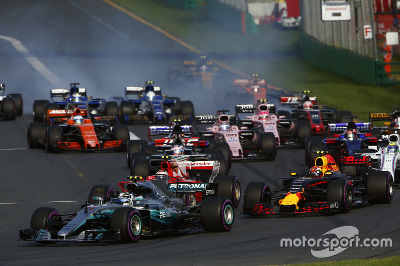 Valtteri Bottas, Mercedes AMG F1 W08, precede Max Verstappen, Red Bull Racing RB13, Kimi Raikkonen, Ferrari SF70H, Felipe Massa, Williams FW40, e il resto del gruppo alla partenza