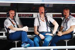Paddy Lowe, directeur technique, Williams Formula 1, Rob Smedley, directeur de la performance, Williams, sur le muret des stands