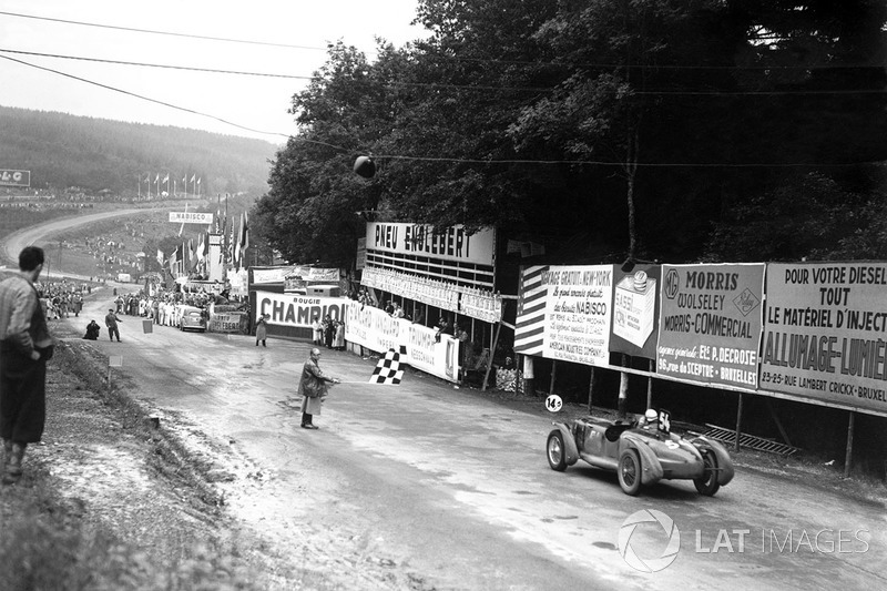 St. John Horsfall, Leslie Johnson, Aston Martin ganan