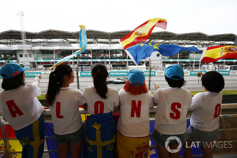 Lewis Hamilton, Mercedes AMG F1 W08, con un grupo de fans de Fernando Alonso, McLaren