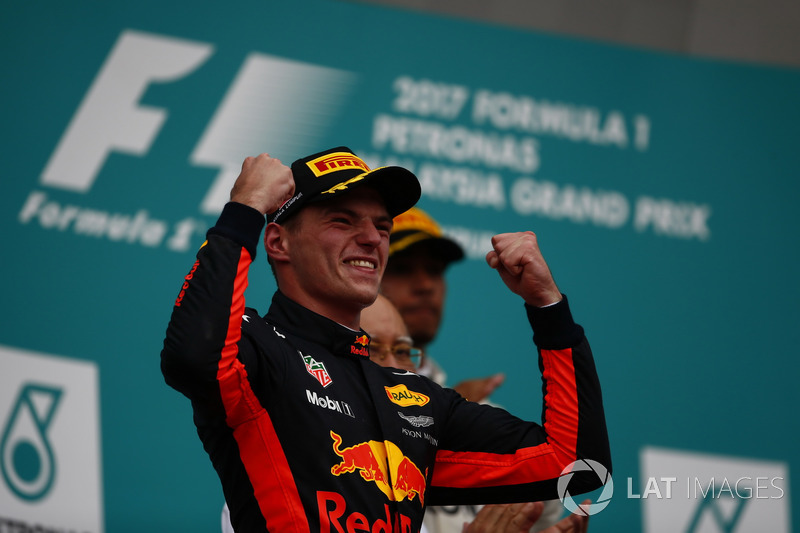 Max Verstappen en el podio después de ganar el Gran Premio de Malasia