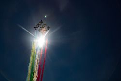 Пилотажная группа Frecce Tricolori пролетает над трассой