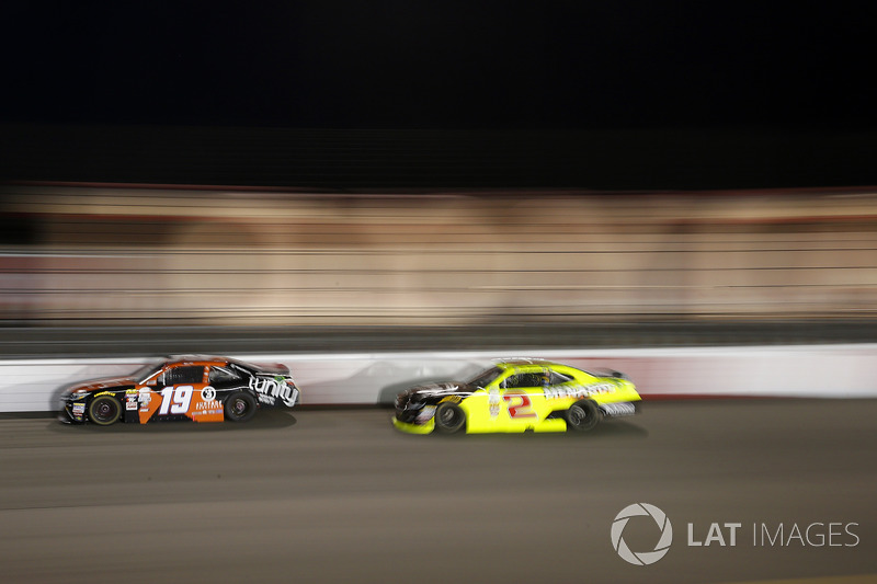 Matt Tifft, Joe Gibbs Racing Toyota, Paul Menard, Richard Childress Racing Chevrolet