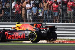 Max Verstappen, Red Bull Racing RB13, front puncture