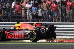 Max Verstappen, Red Bull Racing RB13, front puncture