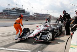 Helio Castroneves, Team Penske Chevrolet pit stop