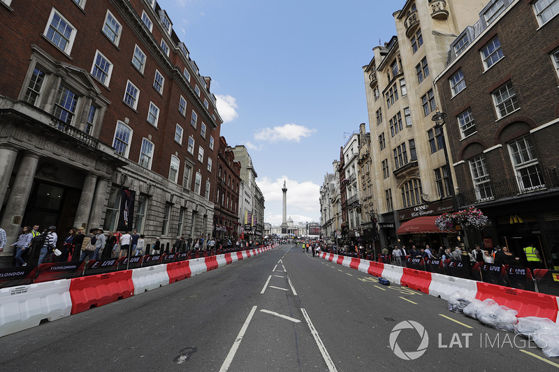 Persiapan F1 Live dari Whitehall hingga alun-alun Trafalgar
