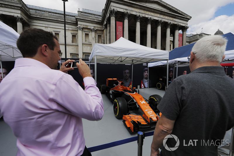 Un fan toma una foto de la McLaren MCL32 en el stand