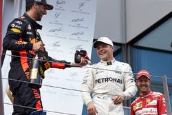 Даниэль Риккардо, Red Bull Racing, и Валттери Боттас, Mercedes AMG F1