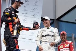 Le troisième, Daniel Ricciardo, Red Bull Racing, le vainqueur Valtteri Bottas, Mercedes AMG F1