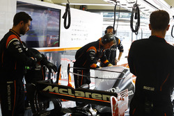 The McLaren team work on the car of Fernando Alonso, McLaren MCL32