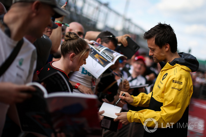 Jolyon Palmer, Renault Sport F1 Team signs autographs for the fans