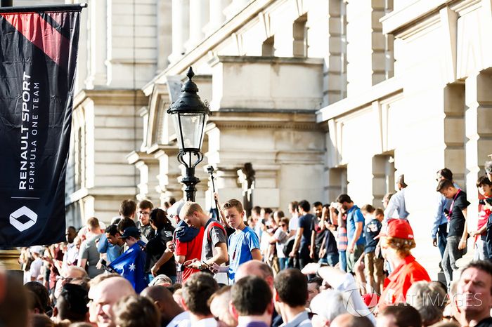 Fans línea las calles para una vista de las fiestas