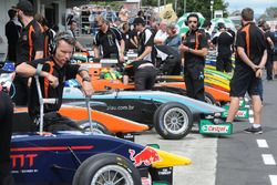 Atmosphere in the pitlane