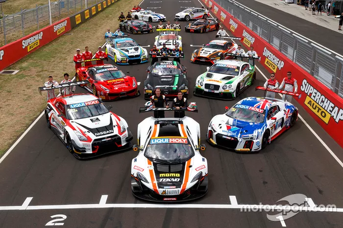 Foto de grupo de los pilotos de las 12 horas de Bathurst