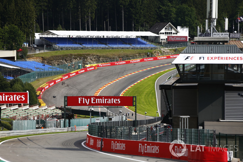 Una panoramica della discesa dell'Eau Rouge