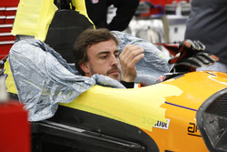 Fernando Alonso bei der Sitzanpassung