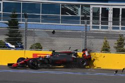 Crash: Romain Grosjean, Haas F1 Team VF-17