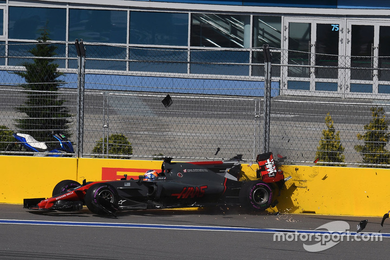 Romain Grosjean, Haas F1 Team VF-17 crashes on lap one