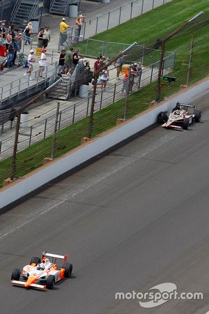 J.R. Hildebrand, Panther Racing is passed by Dan Wheldon, Bryan Herta Autosport with Curb/Agajanian 