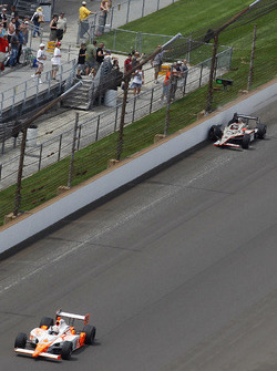 J.R. Hildebrand, Panther Racing wordt ingehaald door Dan Wheldon, Bryan Herta Autosport met Curb/Aga