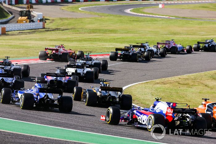  Jolyon Palmer, Renault Sport F1 Team RS17, Pascal Wehrlein, Sauber C36, Fernando Alonso, McLaren MCL32, Carlos Sainz Jr., Scuderia Toro Rosso STR12, chase the pack at the start