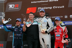 Podium: Le vainqueur Rob Huff, Leopard Racing Team WRT, Volkswagen Golf GTi TCR, le deuxième Gianni Morbidelli, West Coast Racing, Volkswagen Golf GTi TCR. le troisième James Nash, Lukoil Craft-Bamboo Racing, SEAT León TCR