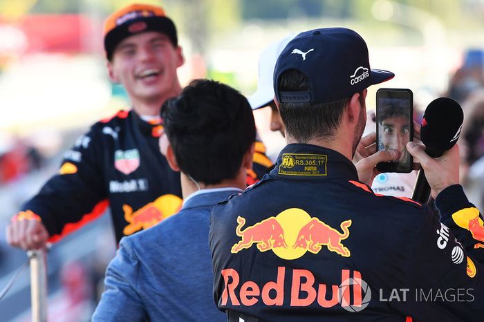 Daniel Ricciardo gasta una broma a Hamilton utilizando su móvil